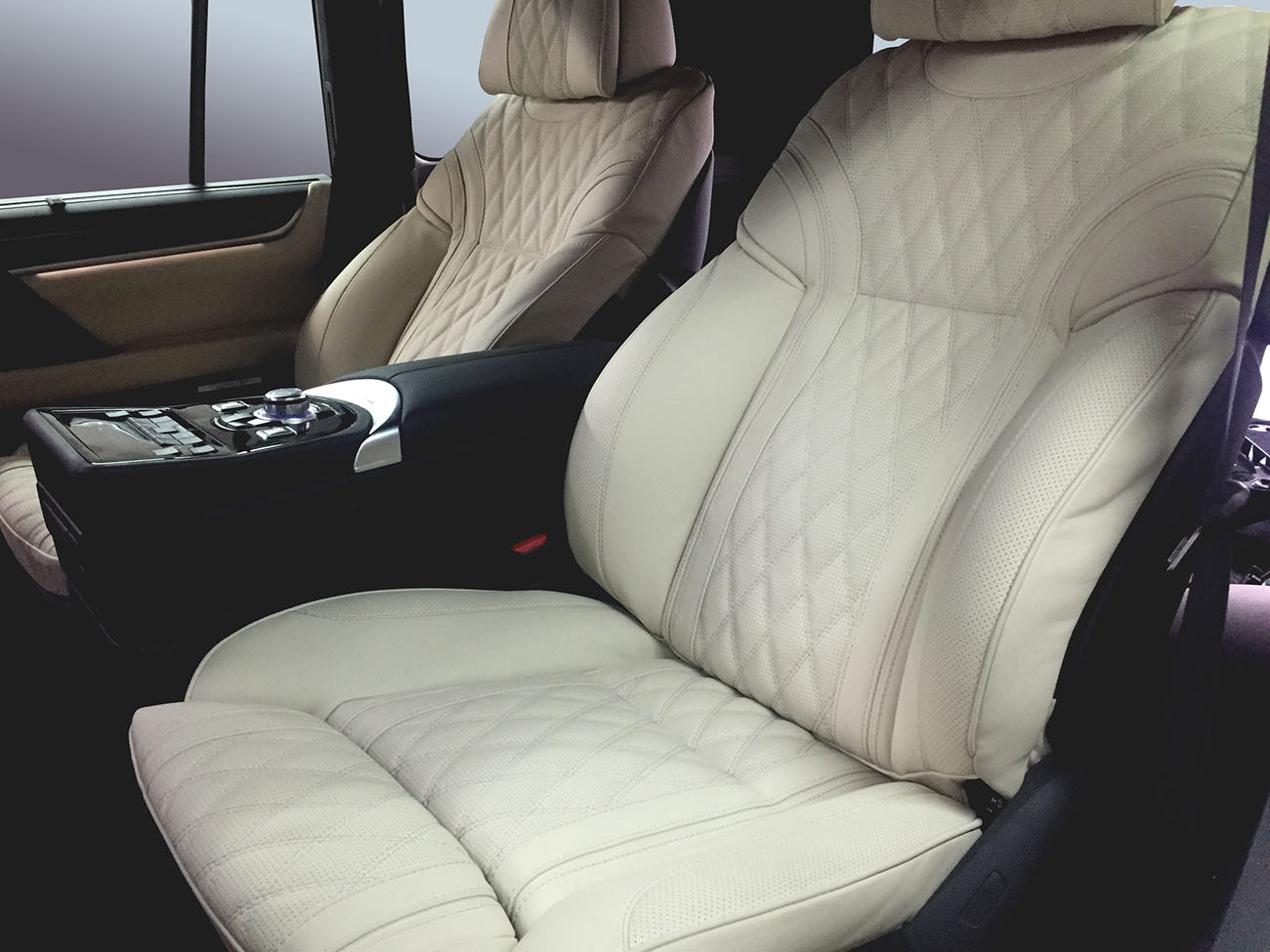 Раздельные сидения в Lexus LX