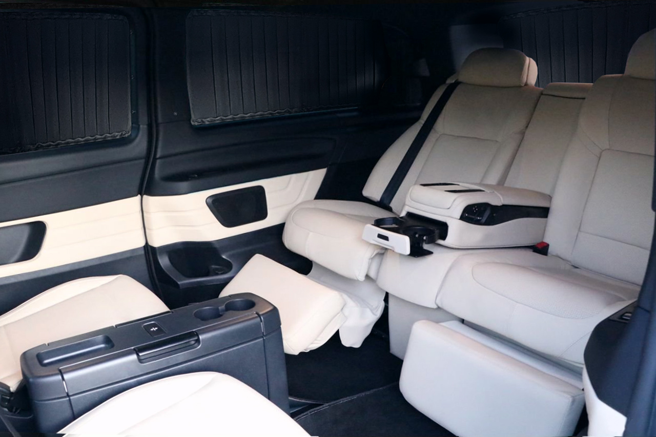 Установка дивана БМВ 7 с отаманками на Mercedes V class